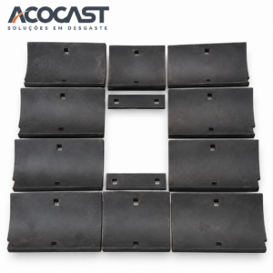 O Revestimento para Usina de Asfalto é composto por placas de desgaste utilizadas na proteção de regiões internas dos equipamentos sujeitas à abrasão e ao contato com os materiais durante a operação. A Açocast fornece revestimentos para usinas de asfalto em diferentes formatos e aplicações, com identificação através do fabricante e modelo do equipamento, código da peça, medidas, desenho técnico, fotos ou amostra.